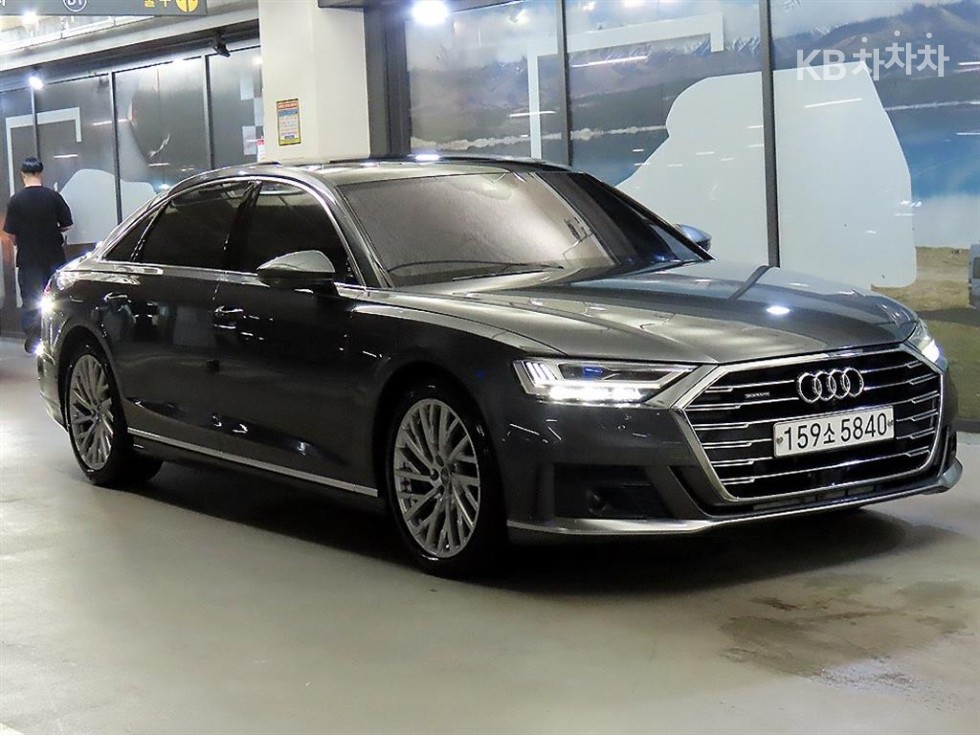 Audi A8 — фото 1