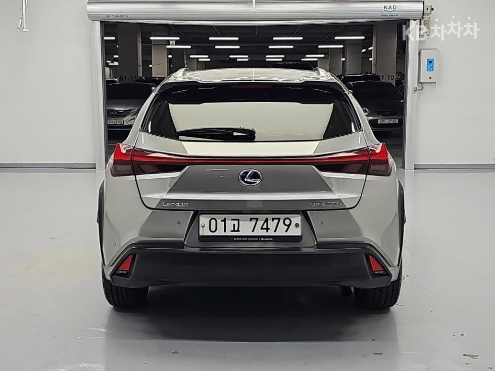Lexus UX BASE MODEL — фото 3