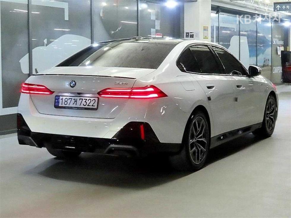 BMW 5 Series SE — фото 4