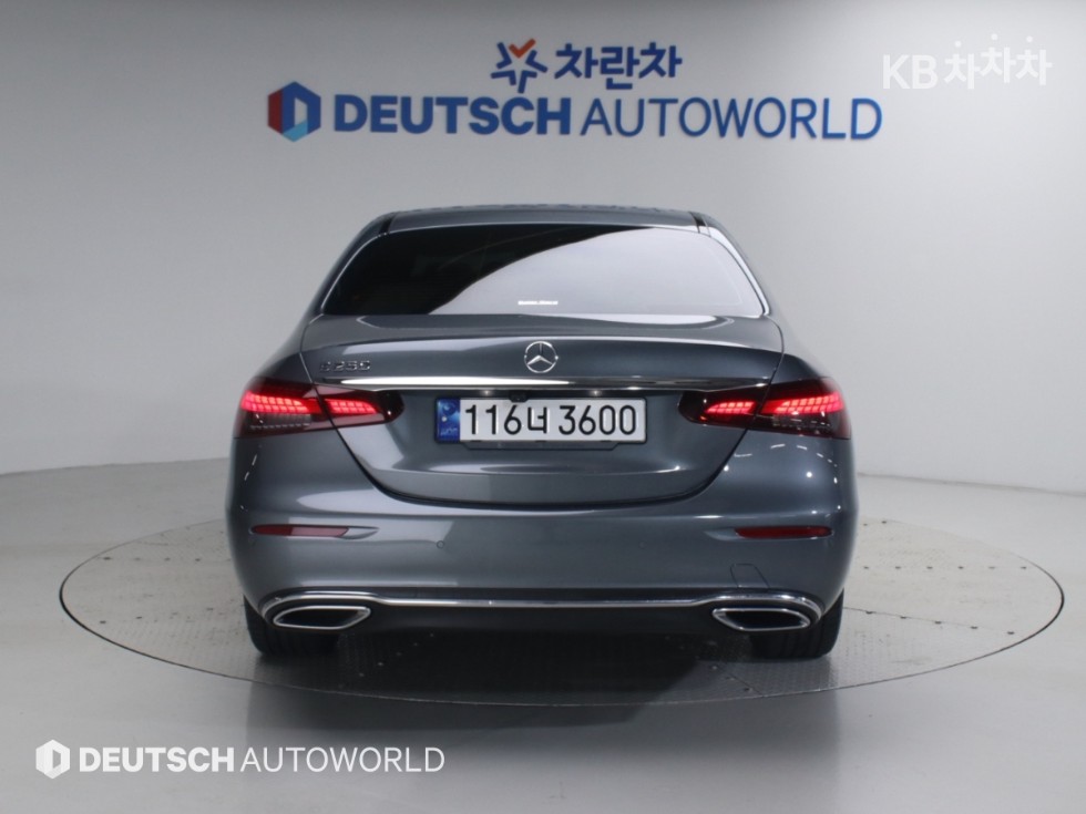 Mercedes-Benz E-Class Exclusive — фото 4
