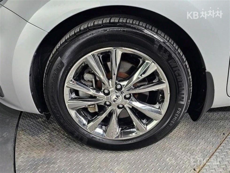 Kia Carnival — miniaturë 5