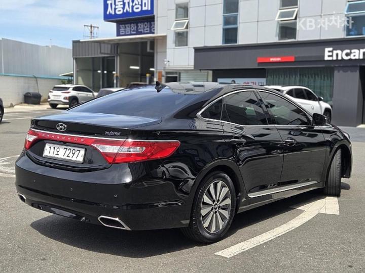 Hyundai Grandeur Hybrid Premium 5