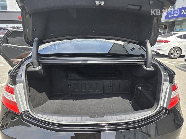 Hyundai Grandeur Hybrid Premium 8