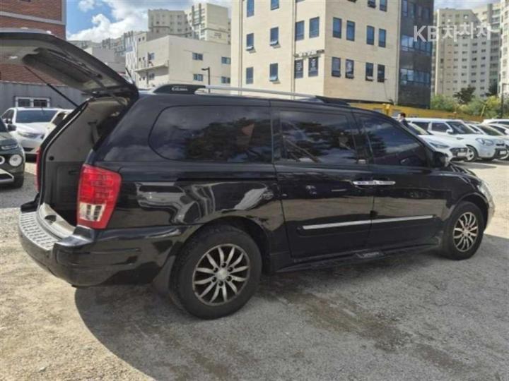 Kia Carnival R New Limousine GLX Base Type 4