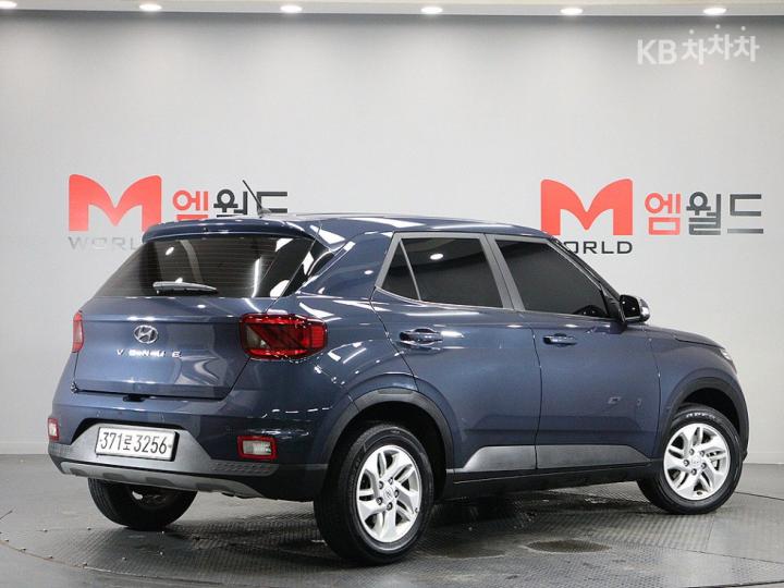 Hyundai Venue Gasoline 1.6 Modern 4