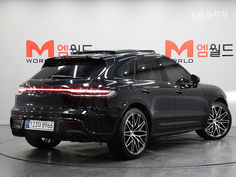 2023 - porsche macan