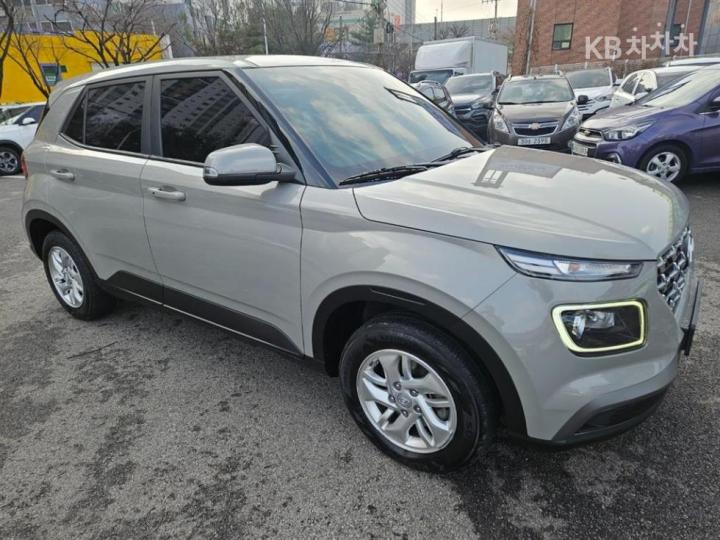 Hyundai Venue Gasoline 1.6 Modern 4