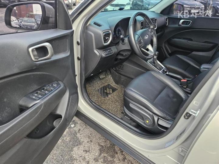 Hyundai Venue Gasoline 1.6 Modern 8