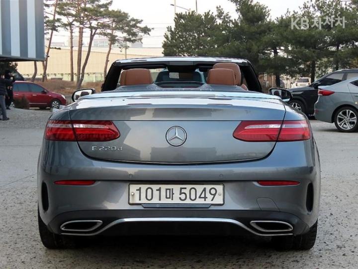 Mercedes-Benz E-Class W213 E220d Cabriolet 9