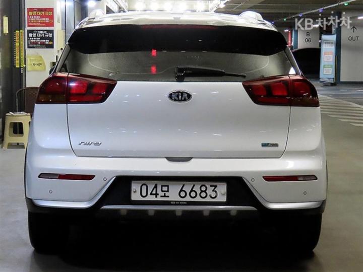 Kia Niro 1.6 Luxury 6