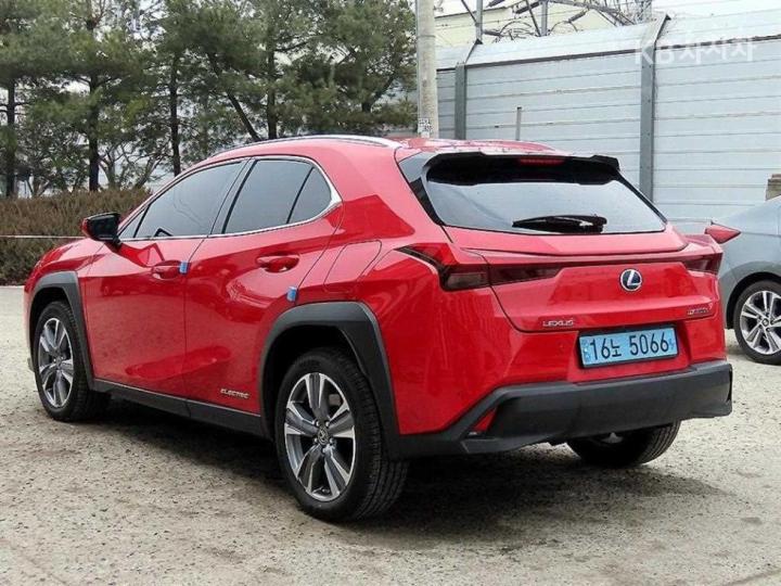 Lexus UX 300e Base Type 4