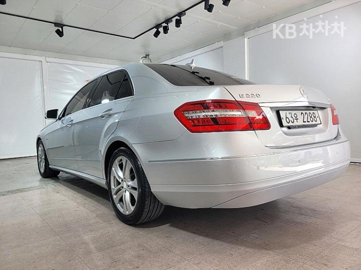 Mercedes-Benz E-Class New E220 CDI Avantgarde W212 4