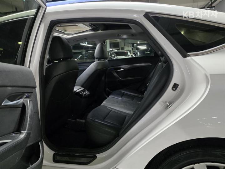 Hyundai i40 Saloon 1.7 VGT PREMIUM 9