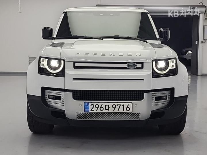 Land Rover Defender L663 110 D250 SE 3