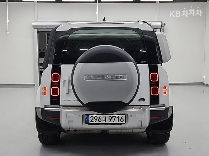 Land Rover Defender L663 110 D250 SE 4