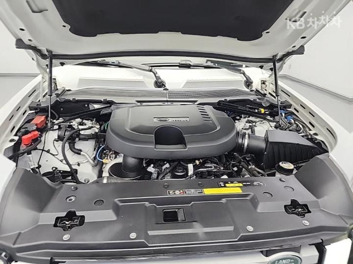 Land Rover Defender L663 110 D250 SE 6