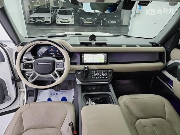 Land Rover Defender L663 110 D250 SE 8
