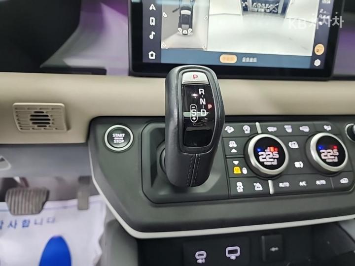 Land Rover Defender L663 110 D250 SE 9