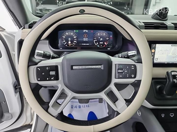Land Rover Defender L663 110 D250 SE 10