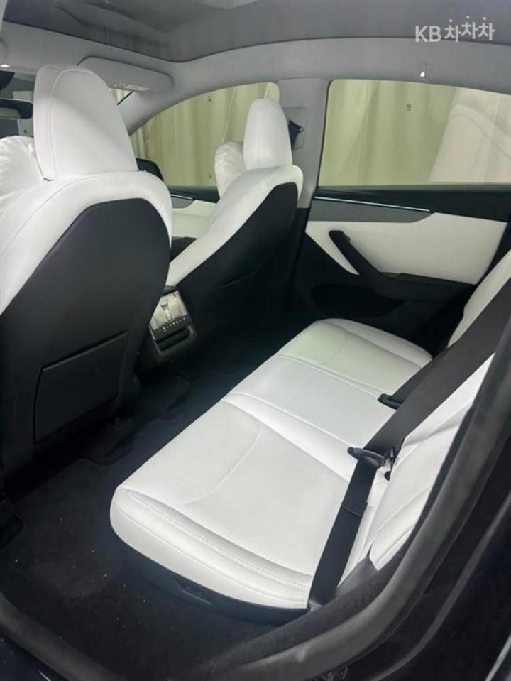 Tesla Model Y Long Range 5