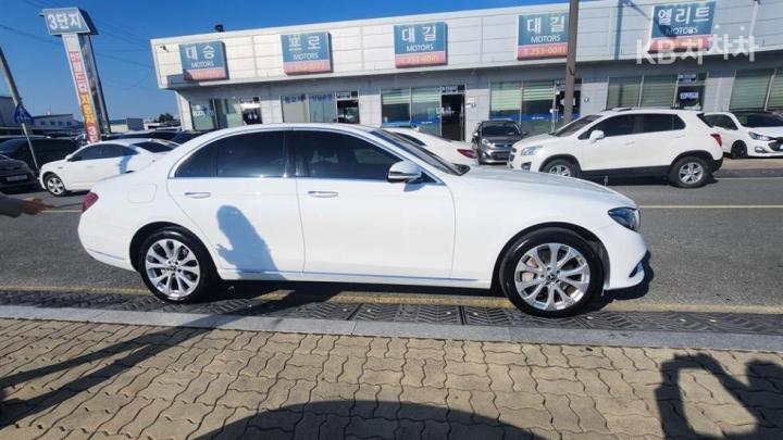 Mercedes-Benz E-Class W213 E300e 4MATIC Exclusive 3