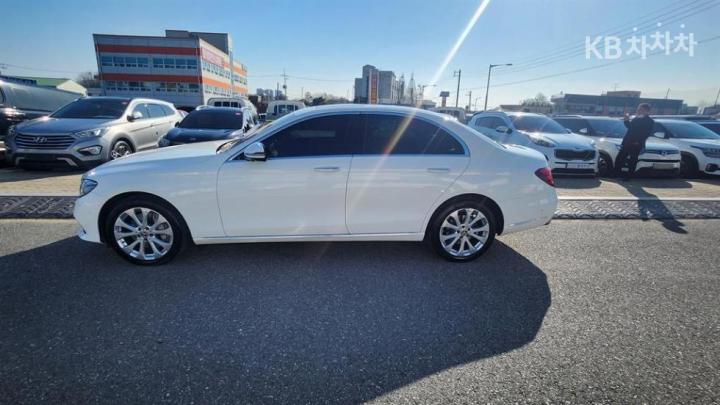 Mercedes-Benz E-Class W213 E300e 4MATIC Exclusive 4