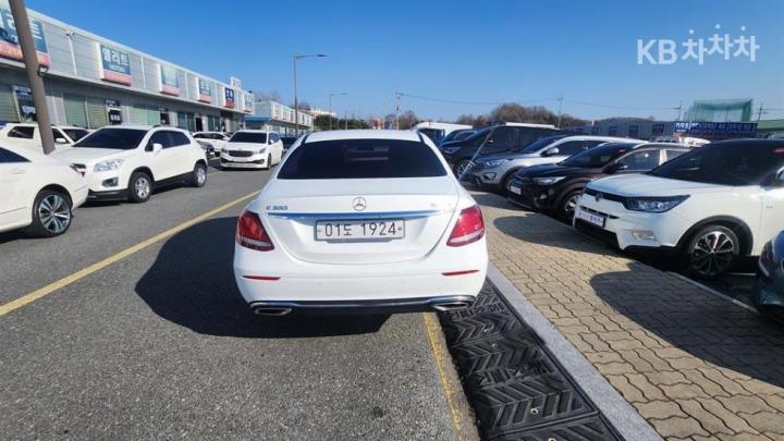 Mercedes-Benz E-Class W213 E300e 4MATIC Exclusive 5