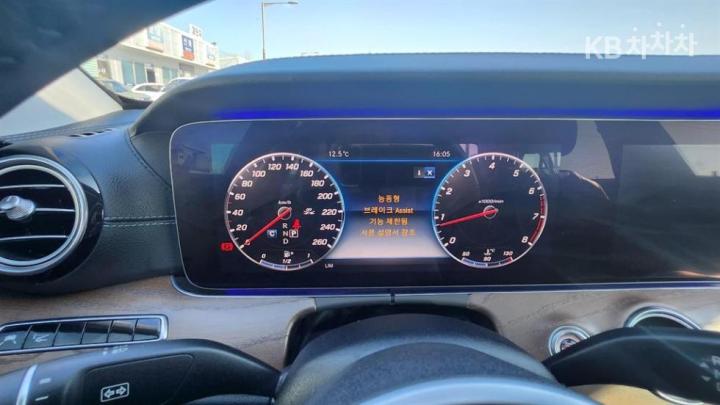 Mercedes-Benz E-Class W213 E300e 4MATIC Exclusive 9