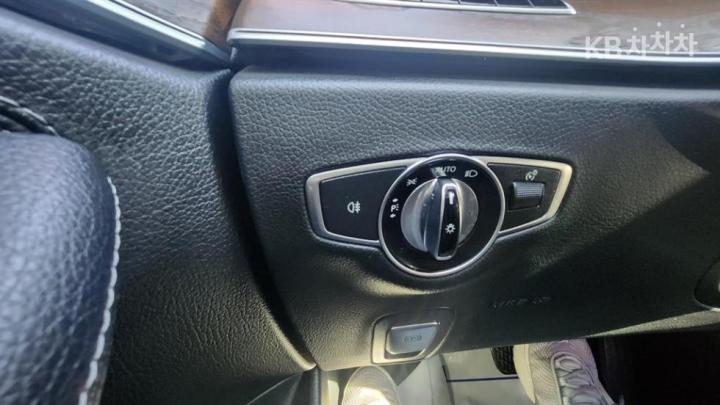 Mercedes-Benz E-Class W213 E300e 4MATIC Exclusive 10