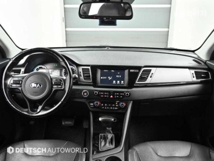 Kia Niro 1.6 Prestige 8