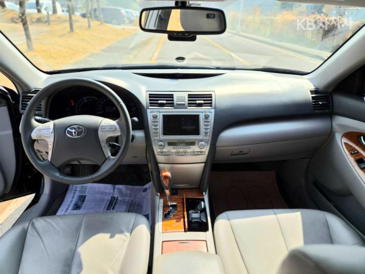 Toyota Camry Hybrid 9