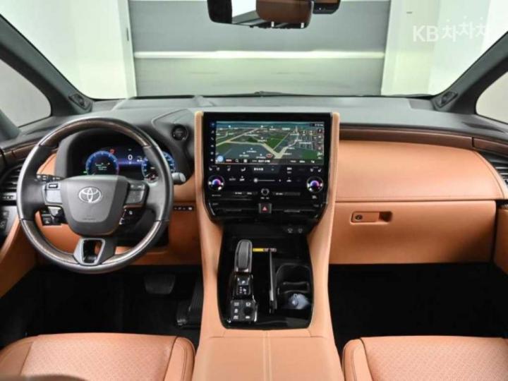 Toyota Alphard AH30 2.5 HEV AWD Base Type 8