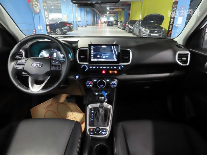 Hyundai Venue Gasoline 1.6 Premium 10