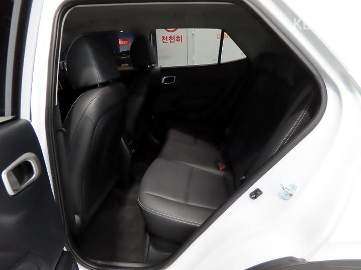 Hyundai Venue Gasoline 1.6 Premium 8