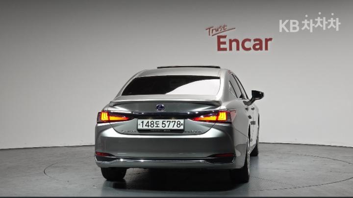 Lexus ES New Generation 300h Executive 5