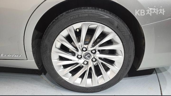 Lexus ES New Generation 300h Executive 6