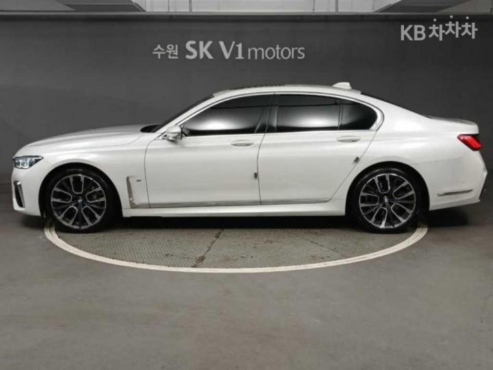 BMW 7 Series G70 740i sDrive M Sport Executive 4
