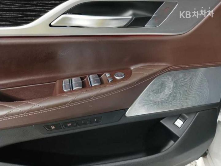 BMW 7 Series G70 740i sDrive M Sport Executive 10