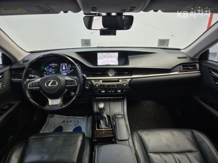 Lexus ES New 300h Supreme + 8