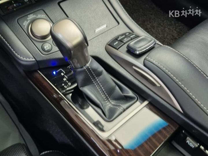 Lexus ES New 300h Supreme + 9