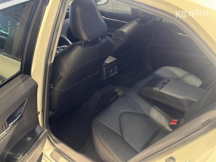 Toyota Camry XV70 2.5 Base Type 6