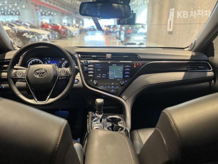 Toyota Camry XV70 2.5 Base Type 7