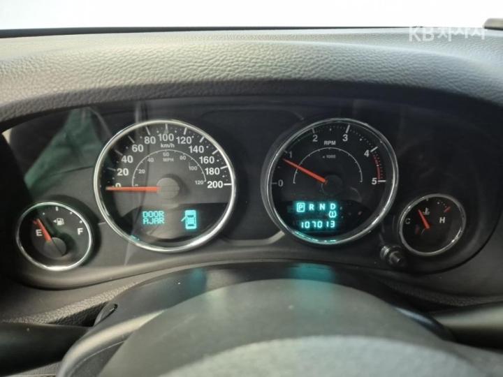 Jeep Wrangler 2.8 Black Edition JK 6