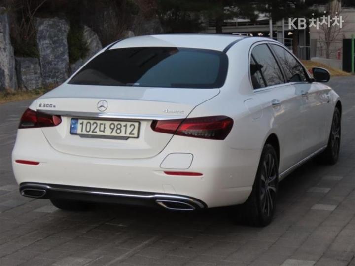 Mercedes-Benz E-Class W213 E300e 4MATIC Exclusive 4