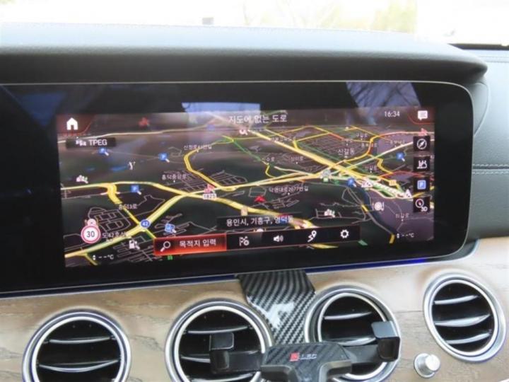 Mercedes-Benz E-Class W213 E300e 4MATIC Exclusive 9