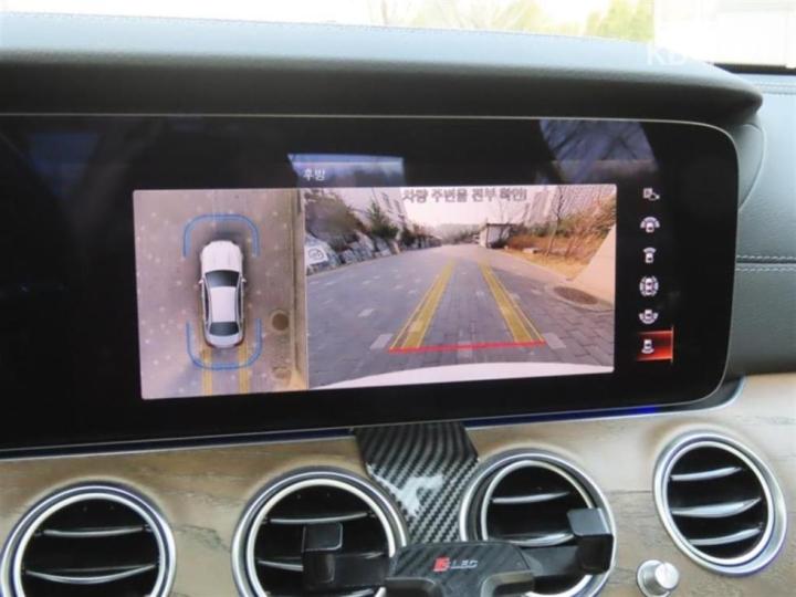 Mercedes-Benz E-Class W213 E300e 4MATIC Exclusive 10