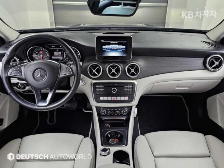Mercedes-Benz GLA-Class X156 GLA220 Base Type 8