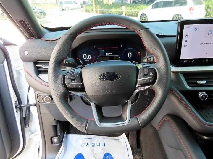 Ford Explorer Gasoline Turbo 2.3 AWD ST-Line 9