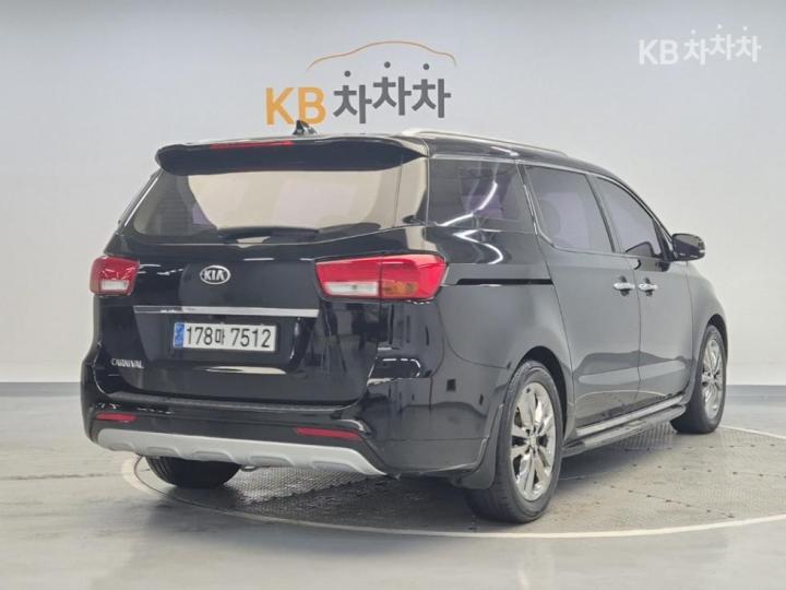 Kia Carnival 2.2 Diesel Prestige 4