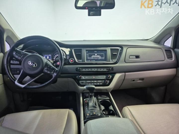 Kia Carnival 2.2 Diesel Prestige 8
